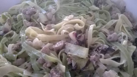 Tagliatelle paglia e fieno al ragù di salsiccia e radicchio